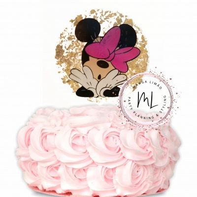 Bolo rosa com decoração Minnie Mouse e selo de styling