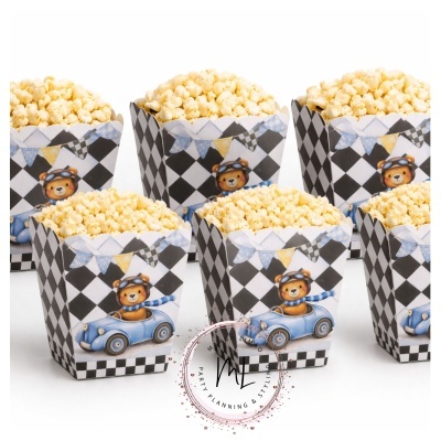 Caixas de papel para pipocas com padrão xadrez e ilustração de ursinho em carro azul