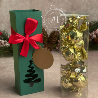 Caixa de presente verde com laço vermelho e bombons dourados