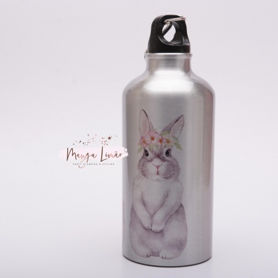 Garrafa de metal prateada com tampa preta e desenho de coelho com coroa de flores