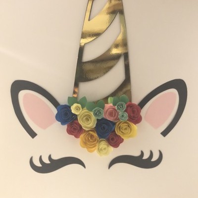 Decoração de parede de unicórnio com chifre dourado e flores coloridas em papel