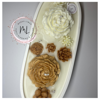 Cesto oval branco com flores decorativas em cera bege e branca