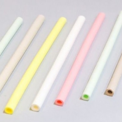 palhinhas de papel coloridas alinhadas em superfície branca