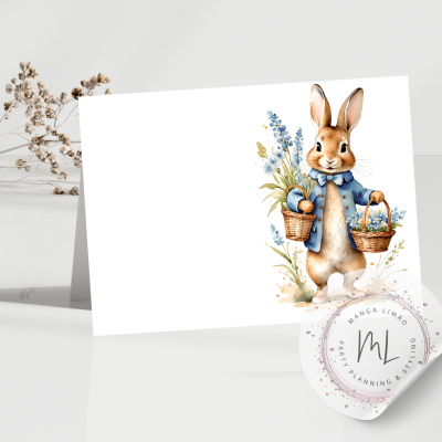 Cartão com ilustração de coelho com casaco azul e dois cestos sobre mesa branca