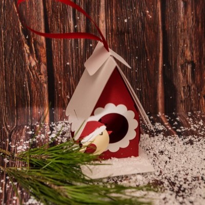 Casa decorativa vermelha com telhado branco e laço para pendurar