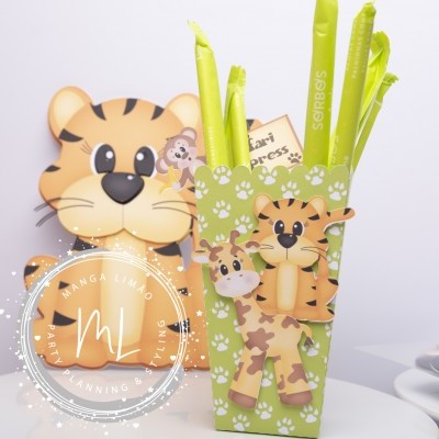 Caixa verde decorativa com velas verdes e adornos de vaca e tigre em fundo branco