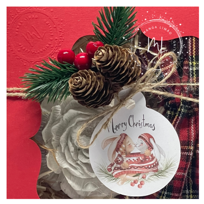 Etiqueta redonda branca de Natal com coelhos, pinhas, bagas e decoração natalícia