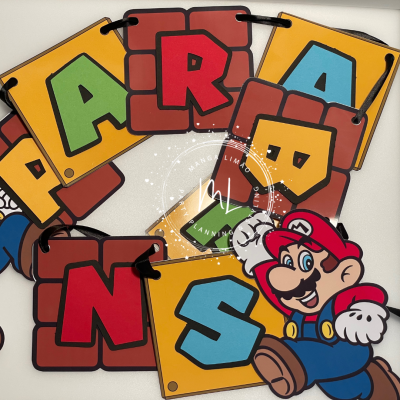 Etiquetas com letras coloridas e personagem Mario em fundo branco