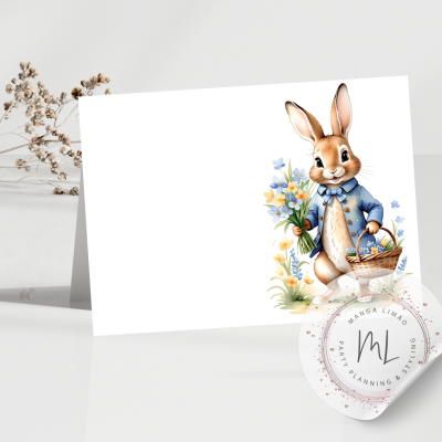 Cartão com ilustração de coelho segurando flores e cesta de ovos de Páscoa