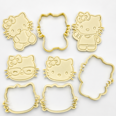 Cortadores de biscoitos amarelos da Hello Kitty com vários designs sobre fundo branco