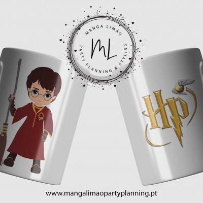 Canecas brancas com ilustrações de personagem de fantasia e logótipo Hp.