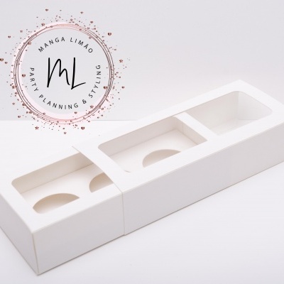 Caixa branca com três compartimentos e tampa com recortes