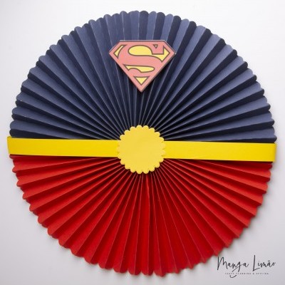 Decoração redonda de papel com padrão dobrado, cores azul, vermelho e amarelo, símbolo do Super-Homem