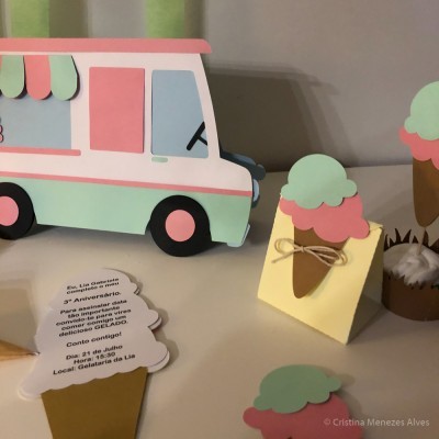 Carrinha de gelados e decoração em forma de gelado em cartão em tons pastel