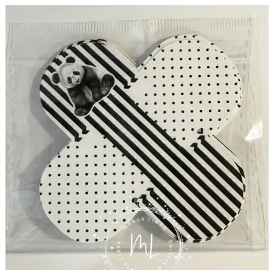 Conjunto de coasters em formato de quatro folhas com padrões em preto e branco e imagem de panda