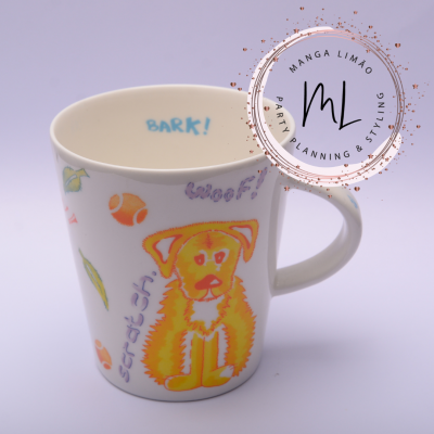 Caneca branca com desenho colorido de cão e palavras em inglês