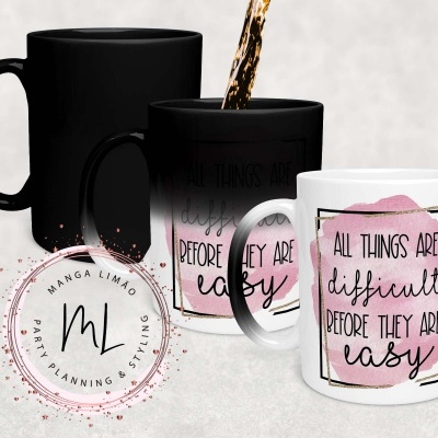 Três canecas com design e texto, uma preta fosca, uma preta com texto rosa, uma branca com texto rosa