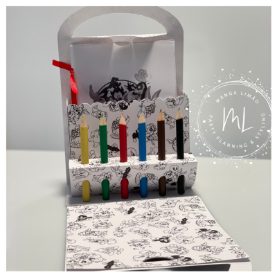 Estojo de lápis de cor para colorir com desenhos a preto e branco e laço vermelho.