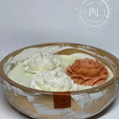 Vela decorativa com flores em recipiente dourado e branco