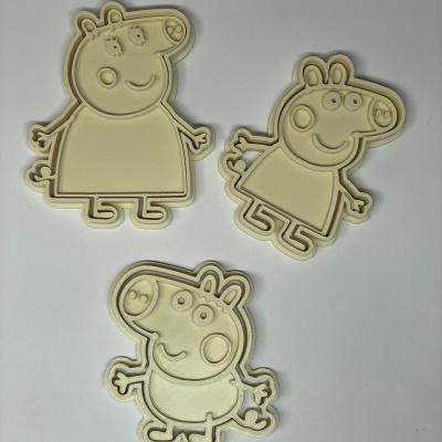 Cortadores de biscoitos de personagens de desenho animado em plástico bege sobre fundo branco.