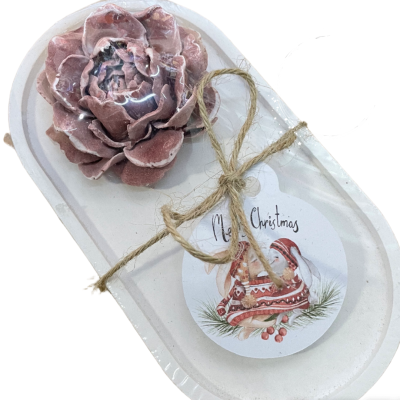 Produto decorativo floral cerâmico rosa num prato branco com etiqueta Merry Christmas e corda de juta.