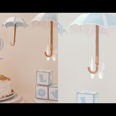 Guarda-chuvas brancos com cabo de madeira e blocos azuis sobre fundo claro com decoração azul e branca