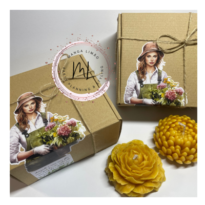 Vela flor dourada e caixas de embalagem com rótulo de mulher com chapéu