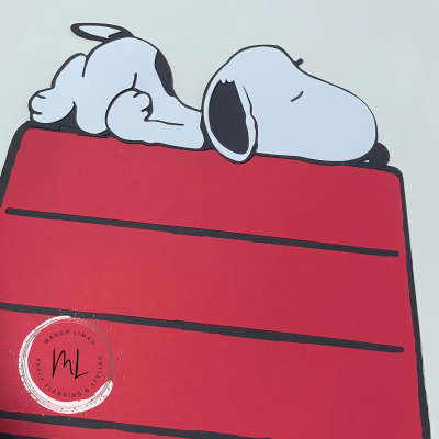 Desenho do Snoopy deitado sobre uma casa vermelha com fundo cinza
