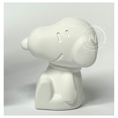Figura de cerâmica branca do personagem Snoopy sentado