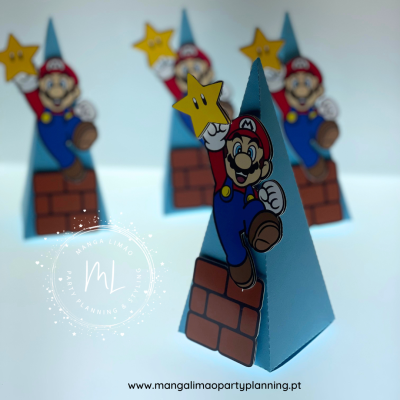 Caixas triangulares azuis com figura de Mario segurando uma estrela amarela