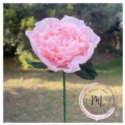 Flor artificial cor-de-rosa com pétalas de tecido e caule verde em jardim