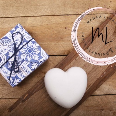 Embalagem decorativa azul e branca e coração branco sobre madeira