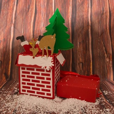 Decoração de Natal chaminé vermelha com rena, árvore verde e neve artificial