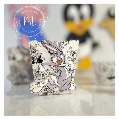 Embalagem com desenho de Bugs Bunny cinza e branco e fundo desfocado com pinguim