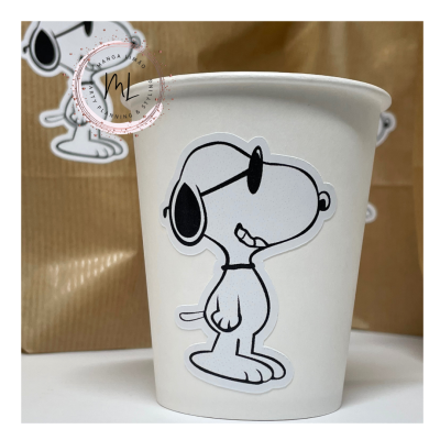 Copo de papel branco com desenho de Snoopy usando óculos escuros