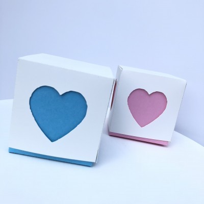 Caixas brancas com corações azul e rosa