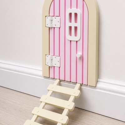 Porta decorativa cor-de-rosa com moldura bege e pequena escada encostada em parede branca