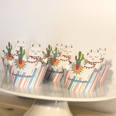 Suportes para cupcakes com desenhos de lhamas e cactos coloridos em papel com padrão riscado pastel