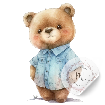 Ursinho ilustrado com camisa azul claro e selo circular ao lado