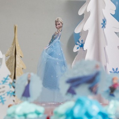 Decorações de festa Frozen com boneco Elsa e árvores de papel