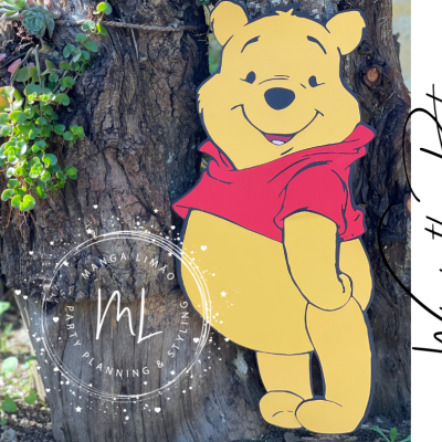 Recorte Winnie the Pooh amarelo com camisola vermelha afixado num tronco de árvore
