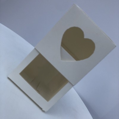 Embalagem branca de cartão com recorte em forma de coração
