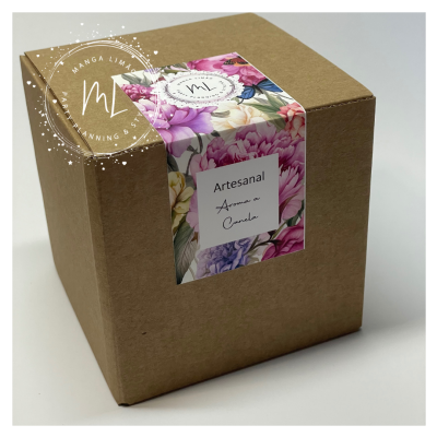 Caixa de embalagem quadrada de cartão castanho com etiqueta floral e texto