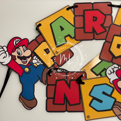 Cartaz de letras coloridas e personagem Mario em fundo branco