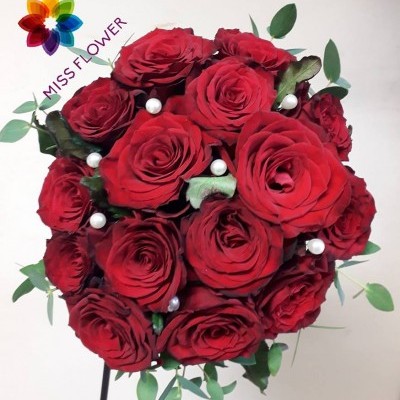 Bouquet de 15 rosas vermelhas com folhas verdes e pérolas brancas decorativas