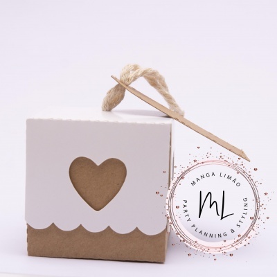 Caixa de cartão branca e castanha com coração recortado e etiqueta de madeira com corda