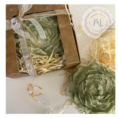 Vela decorativa verde em forma de flor com caixa de cartão castanho e laço branco
