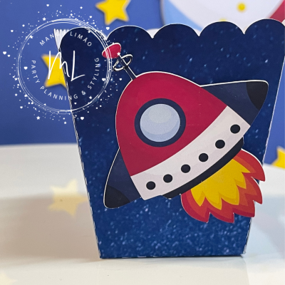 Caixa decorativa azul com imagem de foguetão e estampado espacial