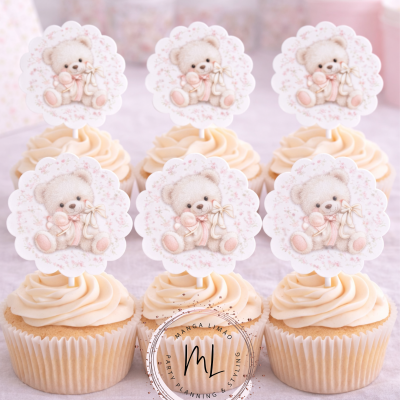 Cupcakes com toppers decorativos de ursinho em papel com padrão floral.