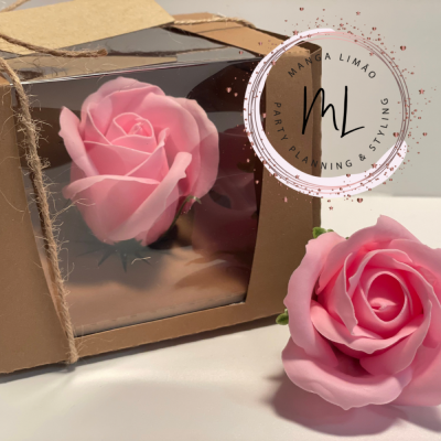 Rosas cor-de-rosa, uma embaladas em caixa de cartão, selo de marca MANÇA LIMÃO